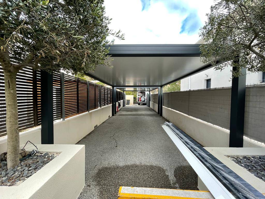 Carport en aluminium sur mesure pour protection soleil véhicule Martigues 13500 Côte Bleue