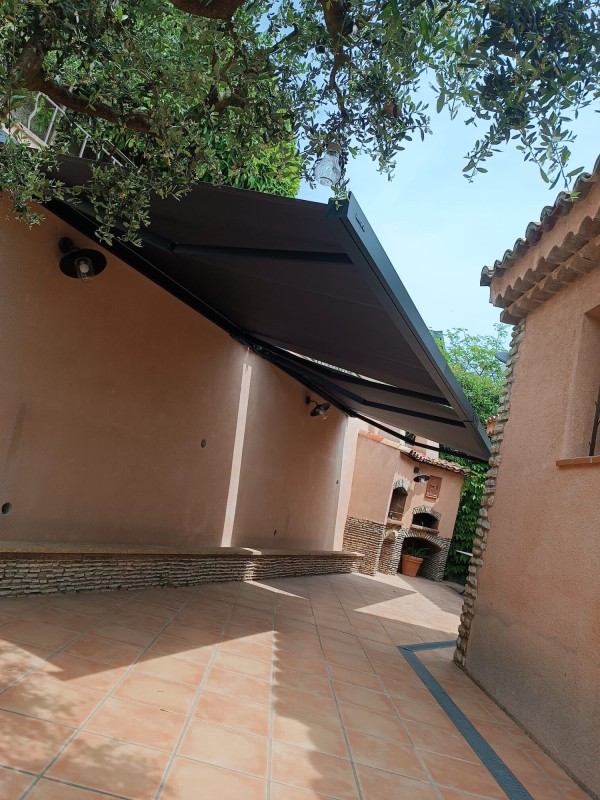 Installation de stores bannes gris anthracite avec coffre contemporain à Châteauneuf-les-Martigues 
