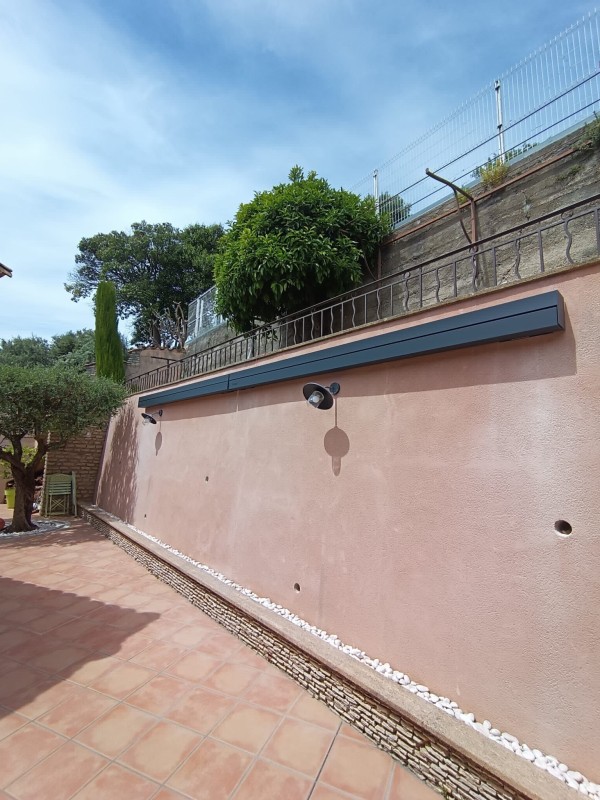 Installation de stores bannes gris anthracite avec coffre contemporain à Châteauneuf-les-Martigues 
