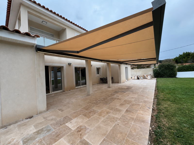 Installation de 2 store banne en aluminium avec éclairage de chez  Brustor
