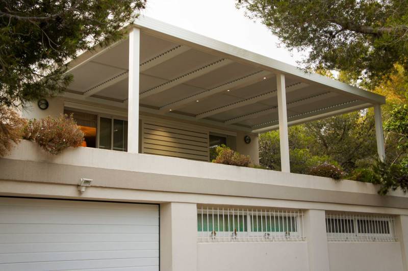 Pergola bioclimatique à lames orientables installée à Martigues