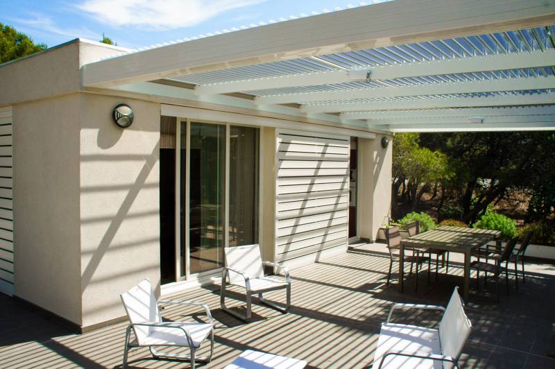 Pergola bioclimatique à lames orientables installée à Martigues