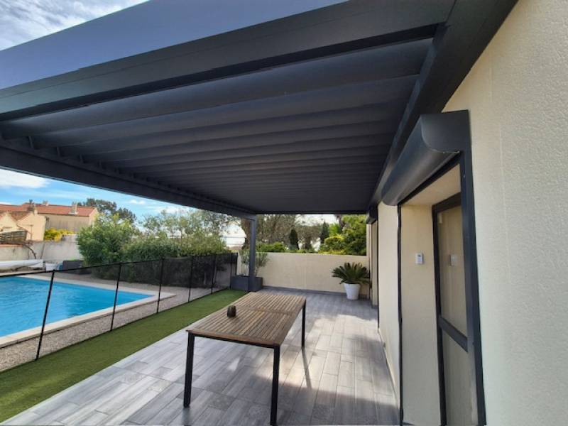 Installation d’une pergola bioclimatique contemporaine en aluminium sur mesure de marque Brustor à Vitrolles  à Marignane.