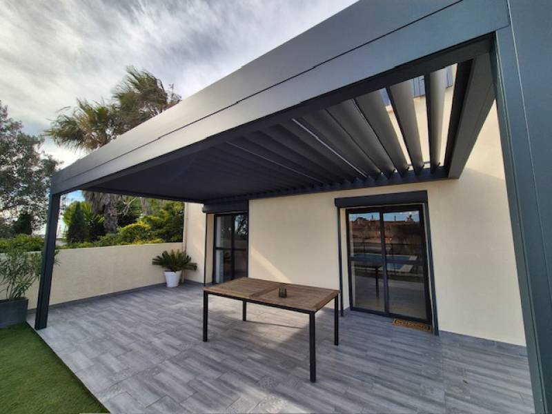 Installation d’une pergola bioclimatique contemporaine en aluminium sur mesure de marque Brustor à Vitrolles  à Marignane.