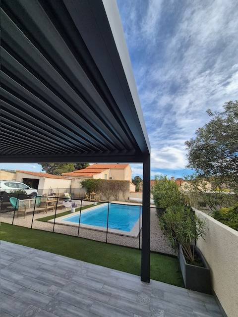 Installation d’une pergola bioclimatique contemporaine en aluminium sur mesure de marque Brustor à Vitrolles  à Marignane.