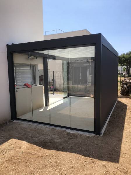 Pose d'une pergola en aluminium à lames orientables à Marseille