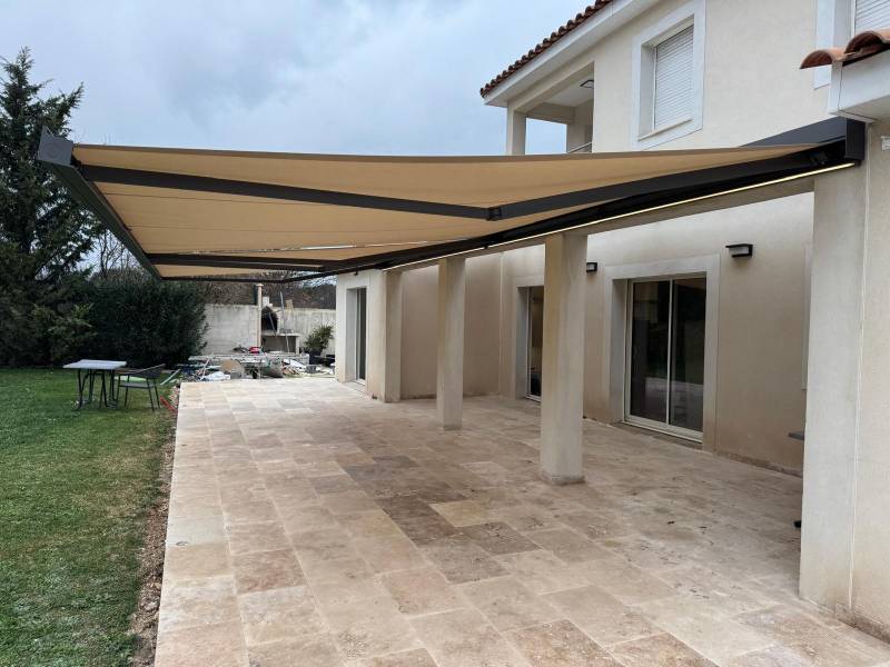 Installation de 2 store banne en aluminium avec éclairage de chez  Brustor