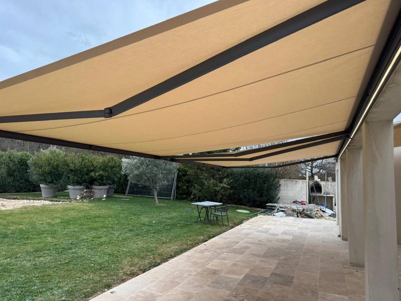 Installation de 2 store banne en aluminium avec éclairage de chez  Brustor
