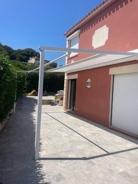 Installation d'une pergola store B128 sur mesure à Carry-le-Rouet