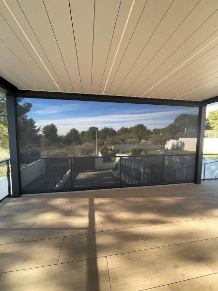 Installation d'une pergola bioclimatique en aluminium avec éclairage et store à Marignane
