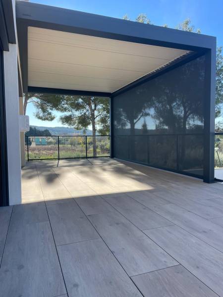 Installation d'une pergola bioclimatique en aluminium avec éclairage et store à Marignane