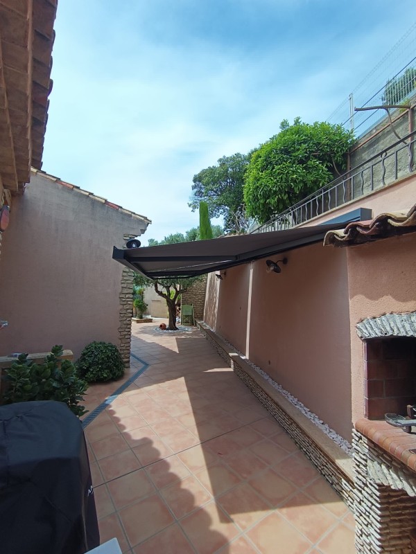 Installation de stores bannes gris anthracite avec coffre contemporain à Châteauneuf-les-Martigues 