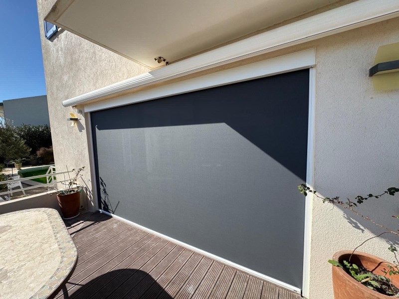 Installation d'un Store zipscreen sur une baie vitrée grande largeur sur mesure de marque Roma à Sausset les Pins