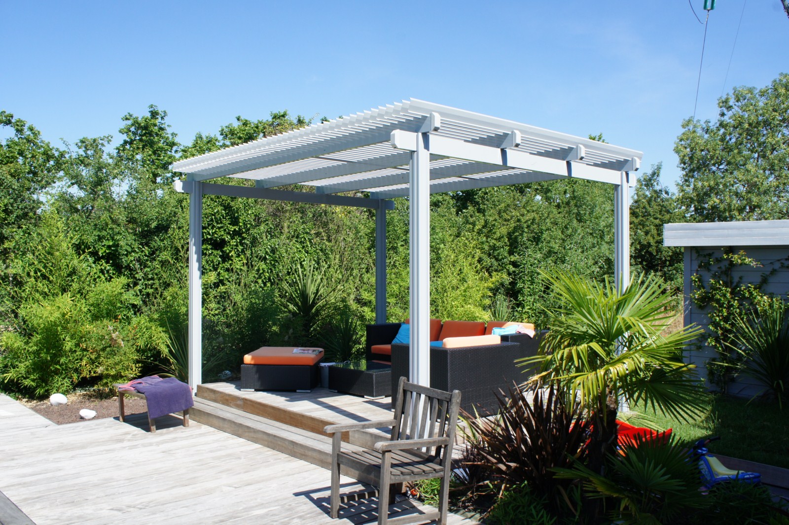 Pergola à lames orientables sur quatre pieds à Bouc Bel Air