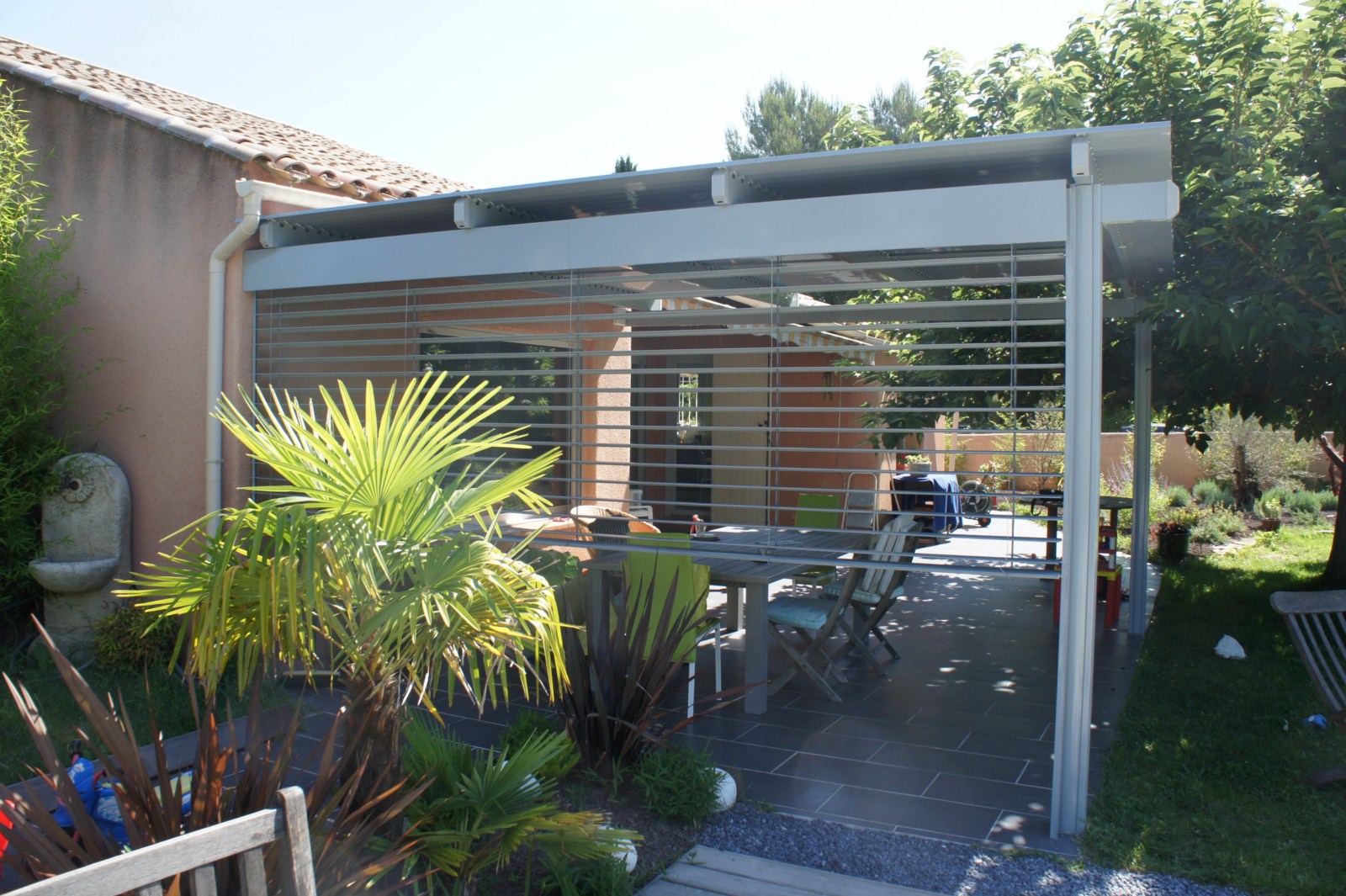 Pose d'une pergola à lames orientables avec store latéral adossée en façade d'une maison à Aix en Provence