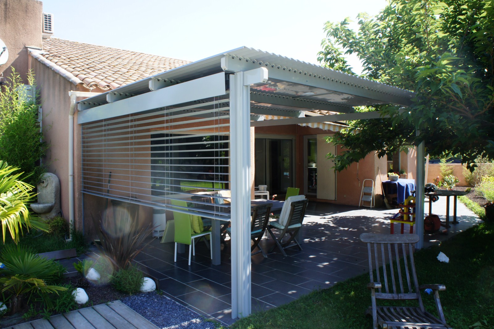 Pose d'une pergola à lames orientables avec store latéral adossée en façade d'une maison à Aix en Provence