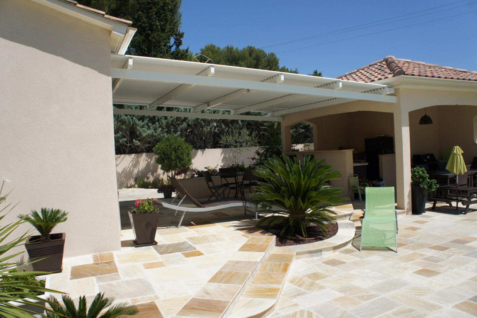 Installation d'une pergola à lames orientables entre 2 murs à Saint Mitre les Remparts