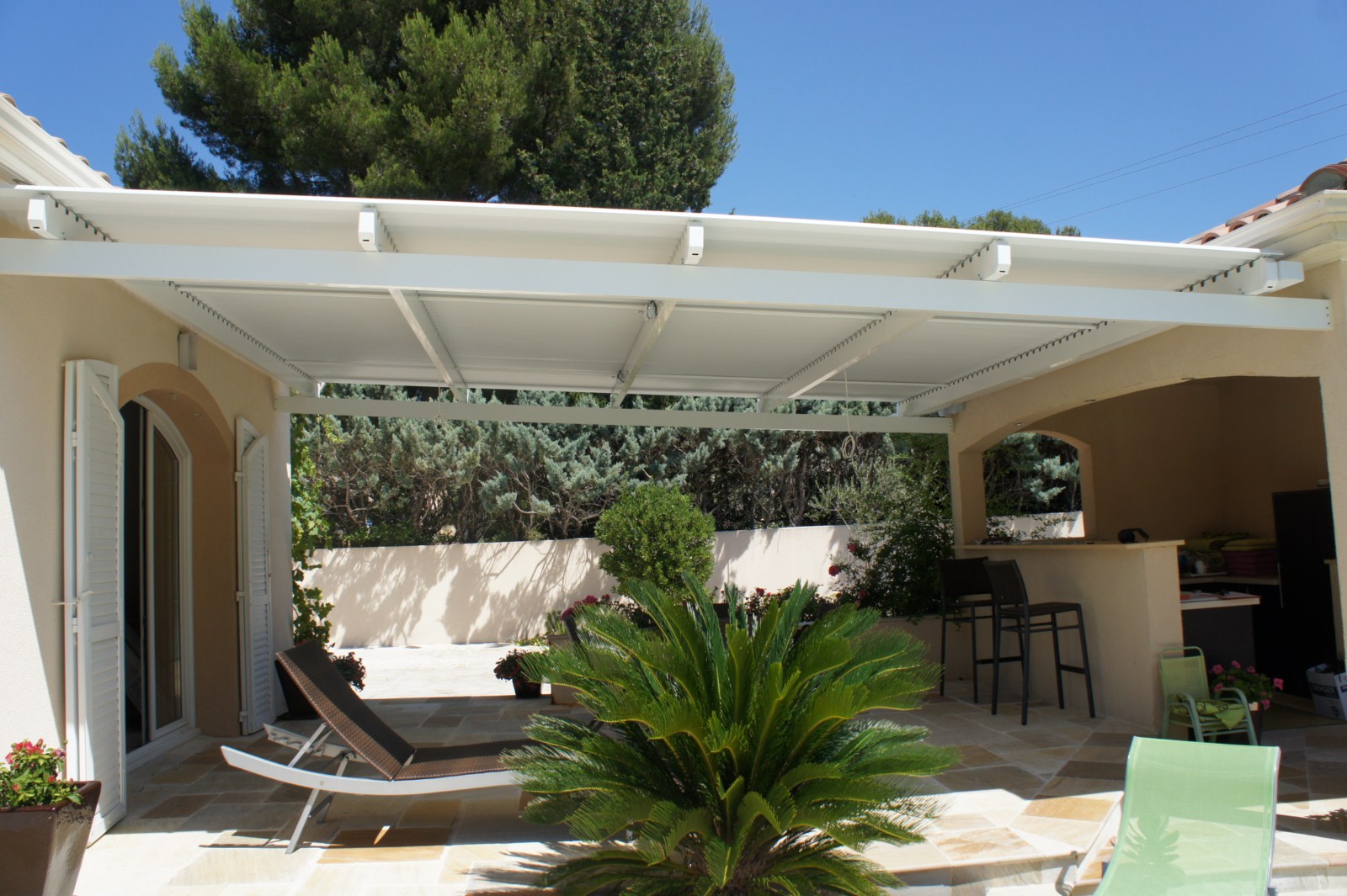 Installation d'une pergola à lames orientables entre 2 murs à Saint Mitre les Remparts