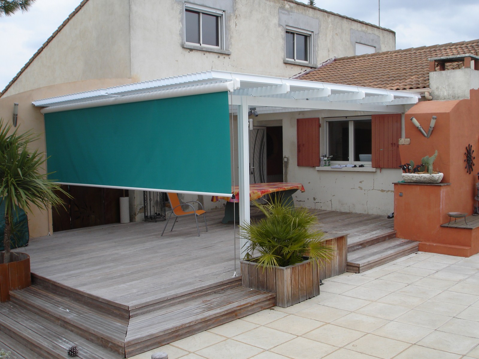 Pergola en aluminium à lames orientables avec store posée à coté de Martigues