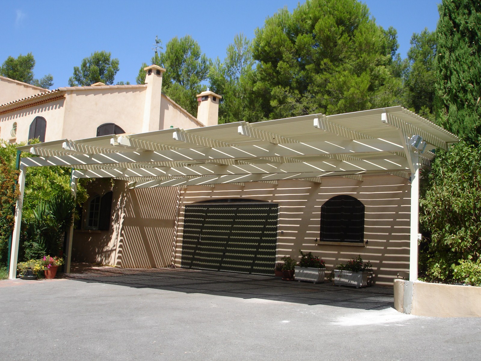 Vente et installation d'une pergola à lames orientables beige sur mesure à Marignane