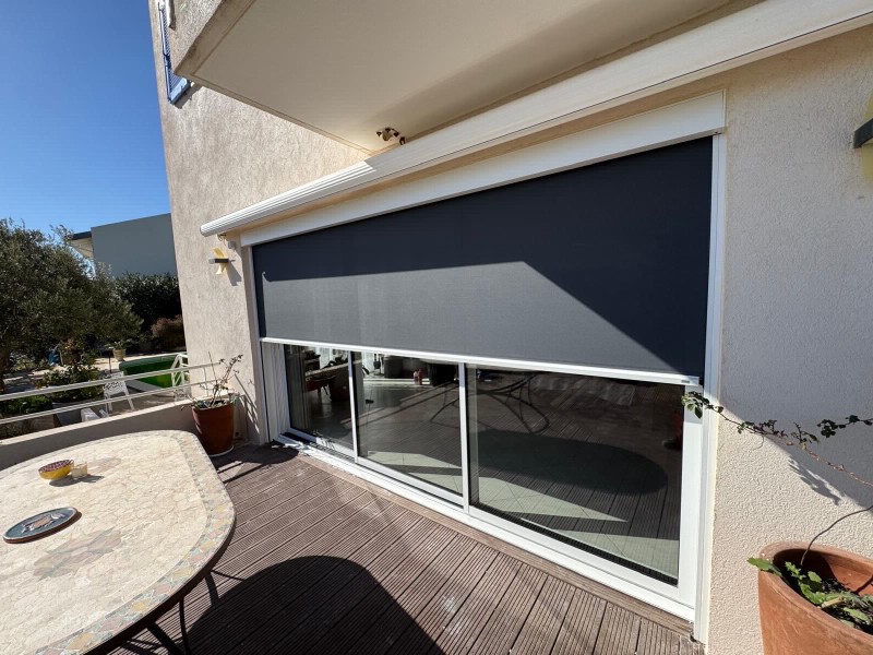 Installation d'un Store zipscreen sur une baie vitrée grande largeur sur mesure de marque Roma à Sausset les Pins