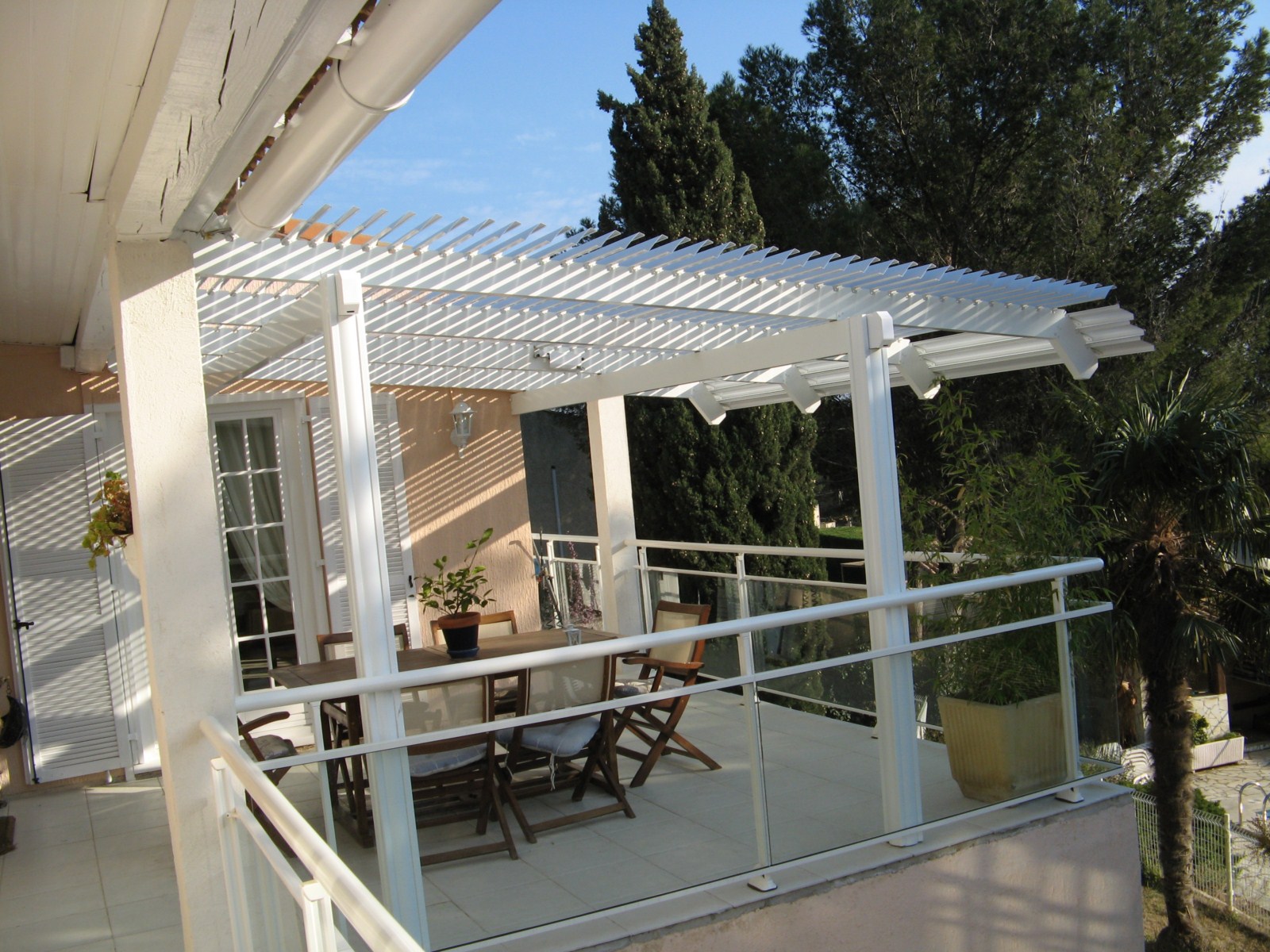 Fabrication et pose d'une pergola à lames orientables sur mesure avec casquette à Sausset les Pins