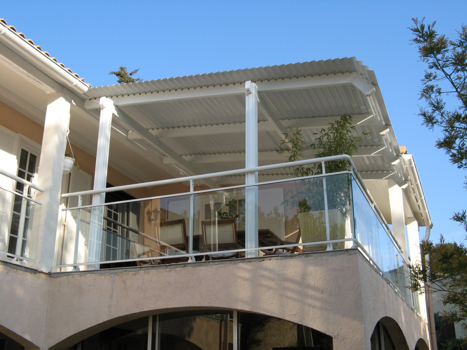 Fabrication et pose d'une pergola à lames orientables sur mesure avec casquette à Sausset les Pins