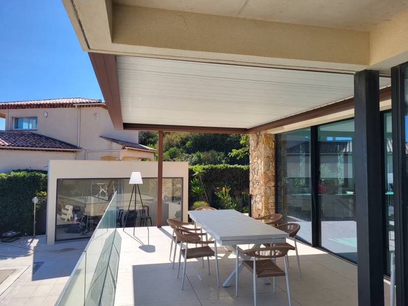 Installation d'une pergola bioclimatique à lames orientables à La Couronne, Cote Bleue.